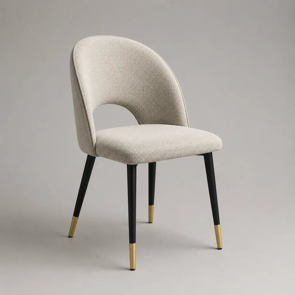 Sedia da pranzo imbottita in tessuto riccio beige, schienale arrotondato, piedi in acciaio nero e dorato, 52 × 57 × 83 cm