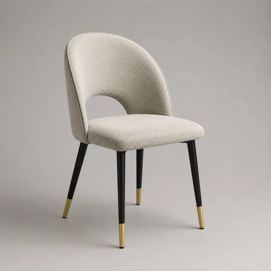 Sedia da pranzo imbottita in tessuto riccio beige, schienale arrotondato, piedi in acciaio nero e dorato, 52 × 57 × 83 cm
