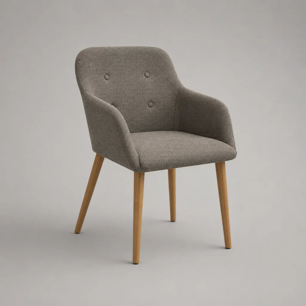 Sedia da pranzo con braccioli in tessuto grigio taupe e piedi in legno, 60 × 59 × 86 cm