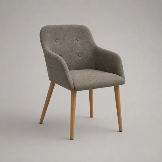 Sedia da pranzo con braccioli in tessuto grigio taupe e piedi in legno, 60 × 59 × 86 cm